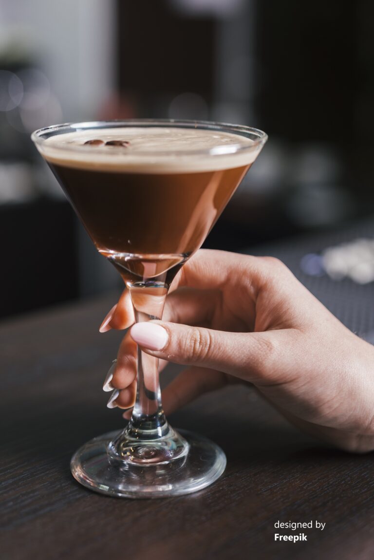 Espresso Martini und Hand