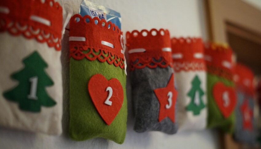 Wie kann man Adventskalender selber machen und günstig befüllen?
