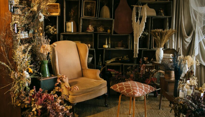 Gemütliches Vintage Interieur mit Trockenblumen und Ohrensessel