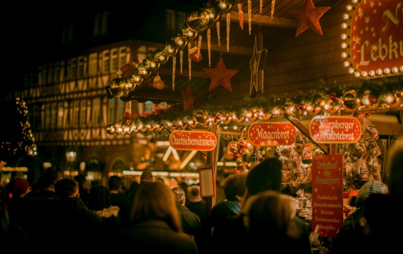 Weihnachtsmarkt Stand stimmungsvolle Beleuchtung