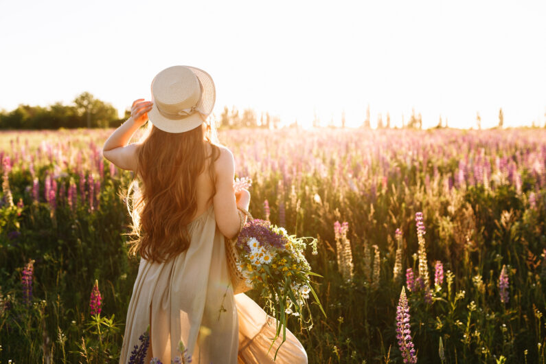 Frau in Lupinen Sonne