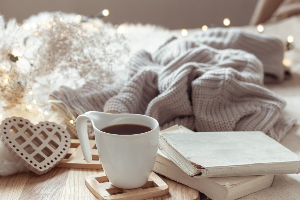 Hygge Komposition mit einer Tasse Kaffee und Wohnaccessoires