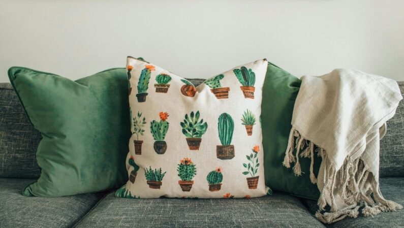 Weiße und grüne Kissen auf dem Sofa