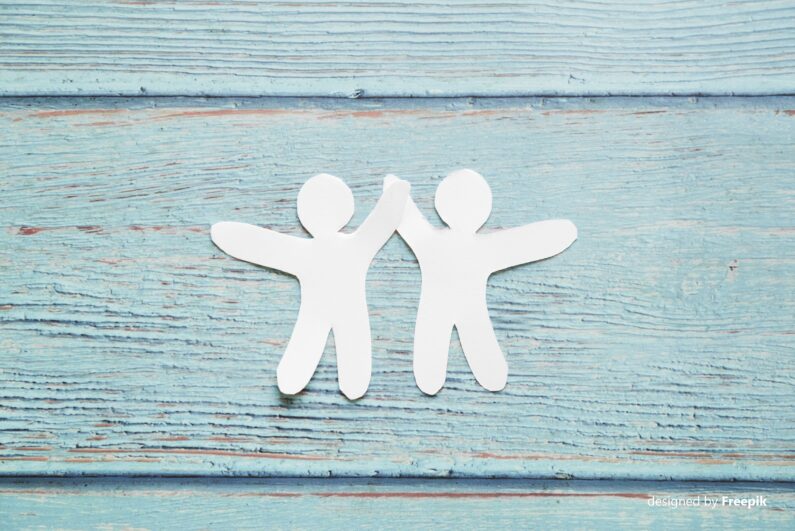 Papierschnittleute auf blauem Hintergrund