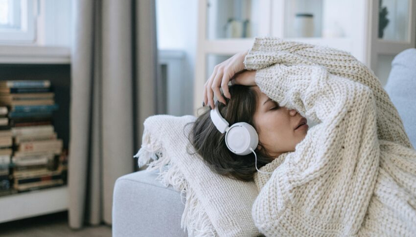 Frau mit Kopfhörern ASMR