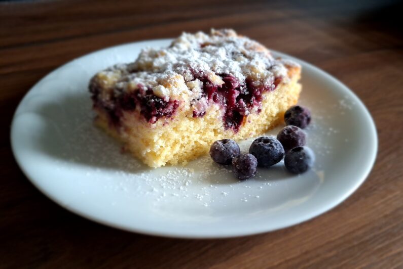 Blaubeerkuchen Stück auf dem Teller