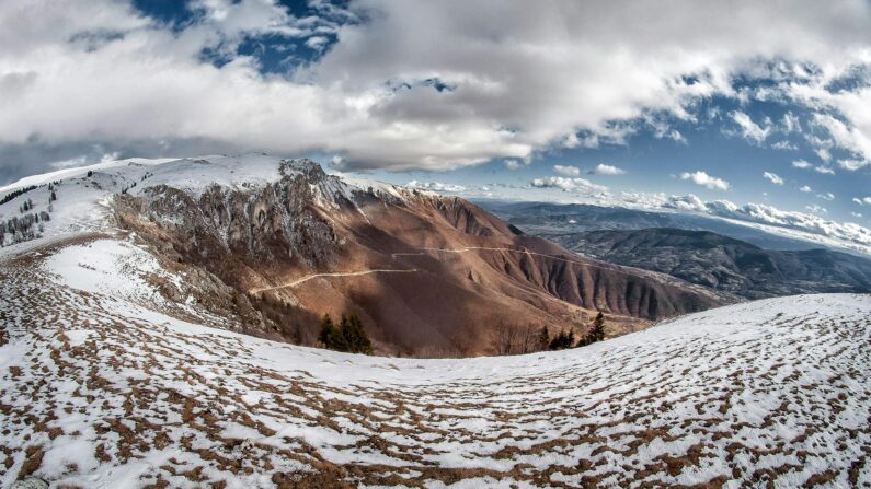 Landschaftsfoto des verschneiten Berges unter bewölktem Himmel
