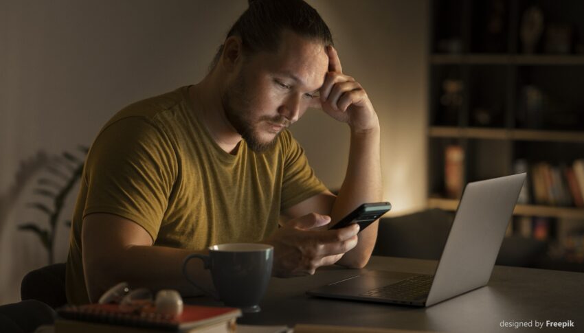 Mann arbeitet nachts am Heimcomputer