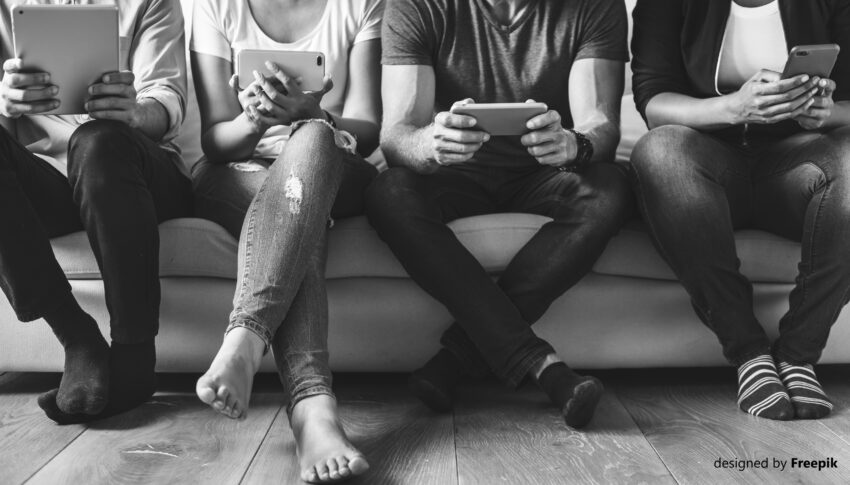 Menschen, die digitale Geräte verwenden