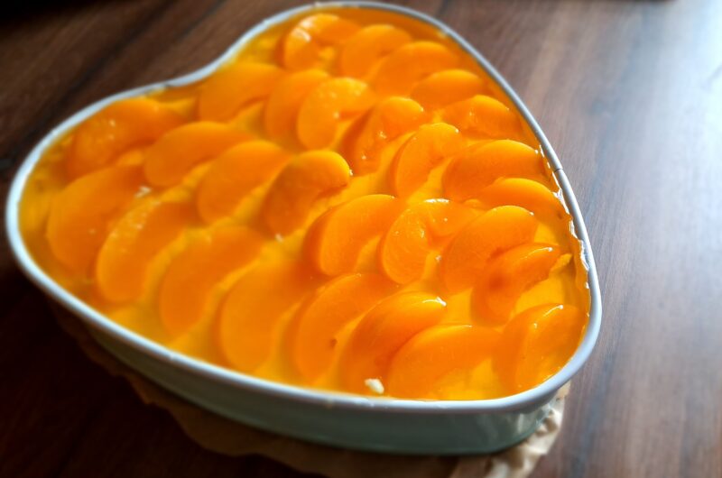 Pfirsichtorte ohne Backen mit Eierplätzchen, Pfirsichen & Mango-Geleeguss