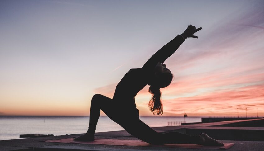 Yoga am Meer Frau
