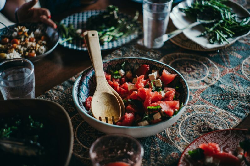 Eine Schüssel Wassermelonensalat mit Holzlöffel