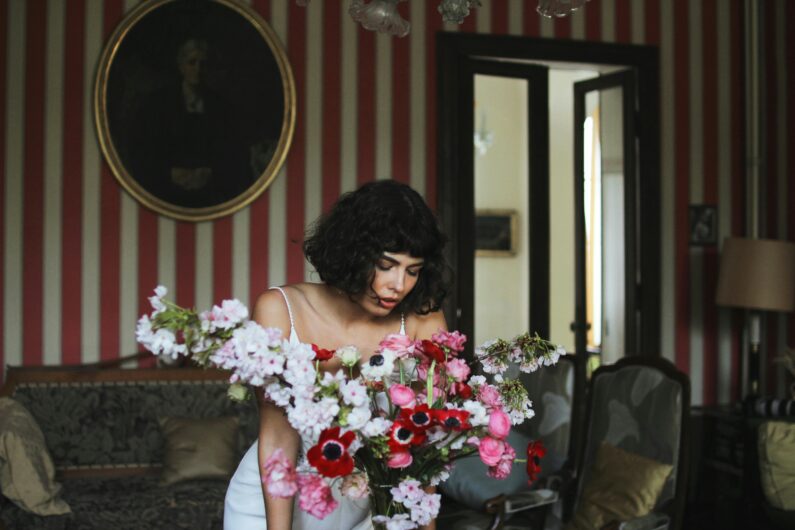 Vintage oder Retro: Frau im Vintage Wohnzimmer
