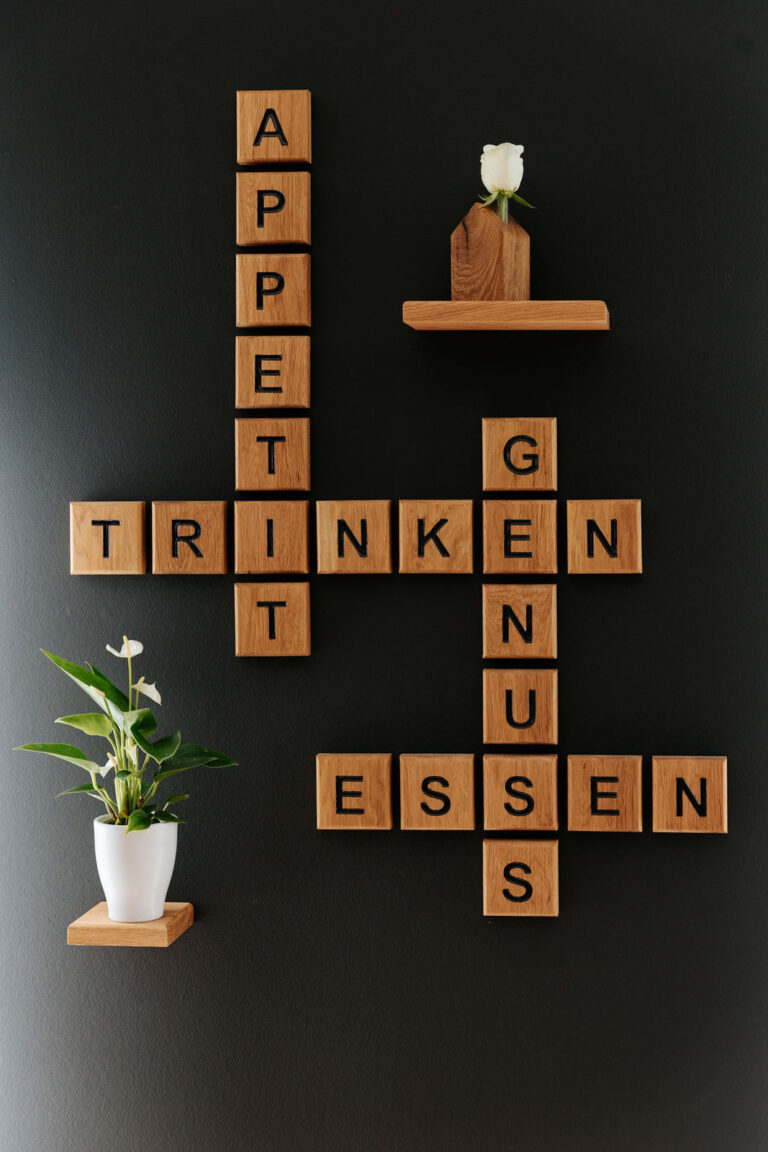 Holzbuchstaben als Wanddeko in der Küche