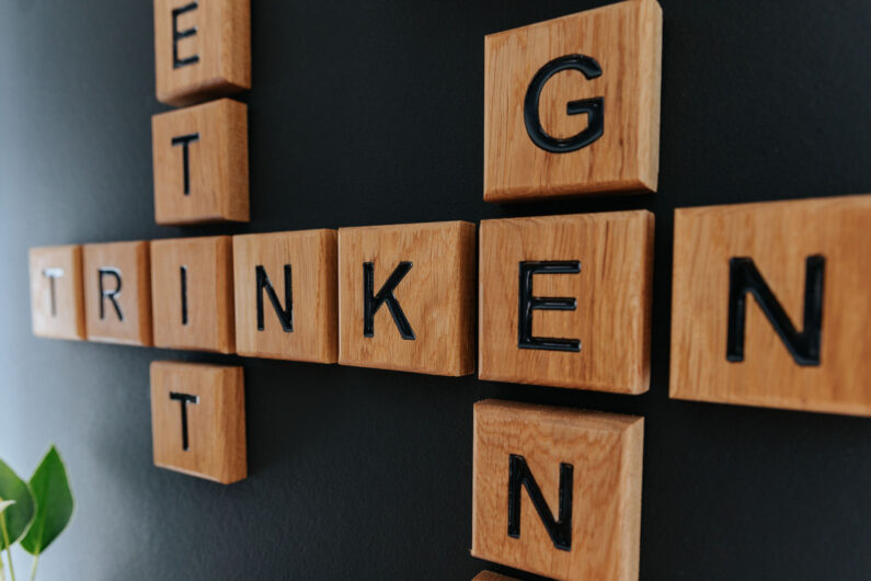 Holzbuchstaben als Wanddeko