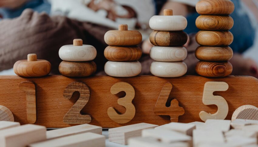 Spielerisch rechnen lernen: Wie Kinder in der 1. Klasse Mathe entdecken