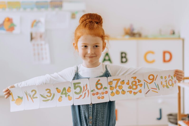Spielerisch rechnen lernen Mädchen im Klassenzimmer