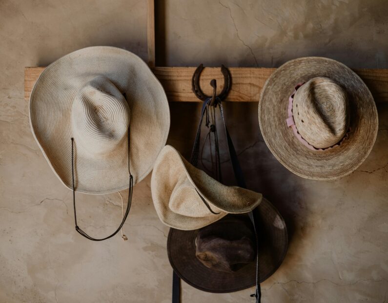 Cowboyhüte, die an einem Kleiderhaken hängen