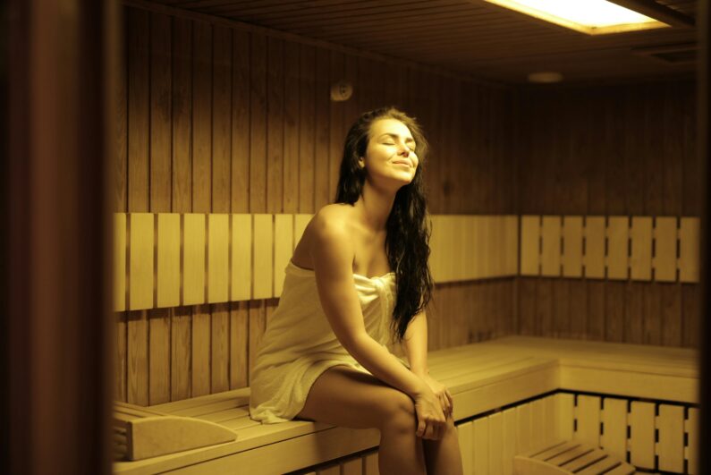 Entspannte Frau in der Sauna
