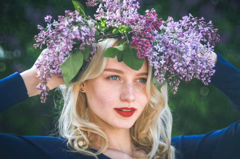 Frau mit Blumenkranz