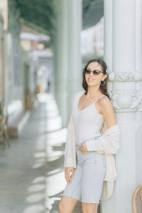 Schicke Frau lehnt sich an eine Säule