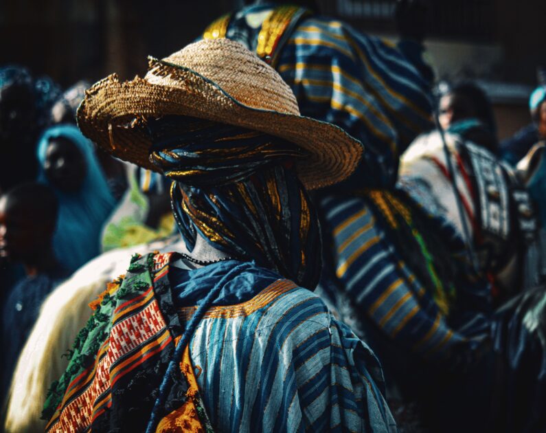 Farbenfrohe traditionelle Kleidung, getragen während eines lebhaften Kulturfestivals in Kaduna, Nigeria