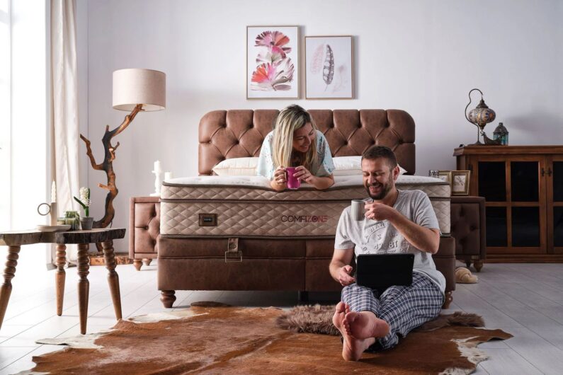 Boxspringbett im Schlafzimmer, Frau und Mann