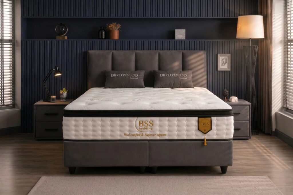 Boxspringbett im Schlafzimmer arrangiert