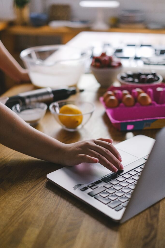 Nahaufnahme einer Food-Bloggerin, die auf einem Laptop tippt
